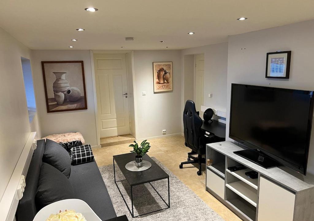 Finnsnes Apartment | Cosy, modern apartment near the city center