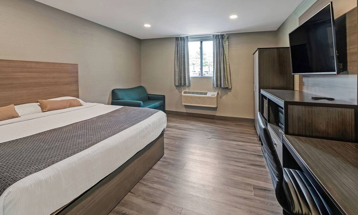 Foxboro Hotel | Great Foxboro Find! FREE Breakfast & Parking, Walking Distance to Patriot Place!