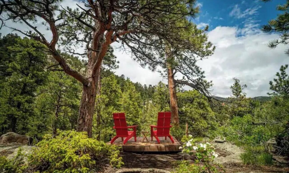 Drake Cabin | Private Hiking Trail! 2.4 miles to Estes Park, near RMNP w/King bed. Dogs ok!