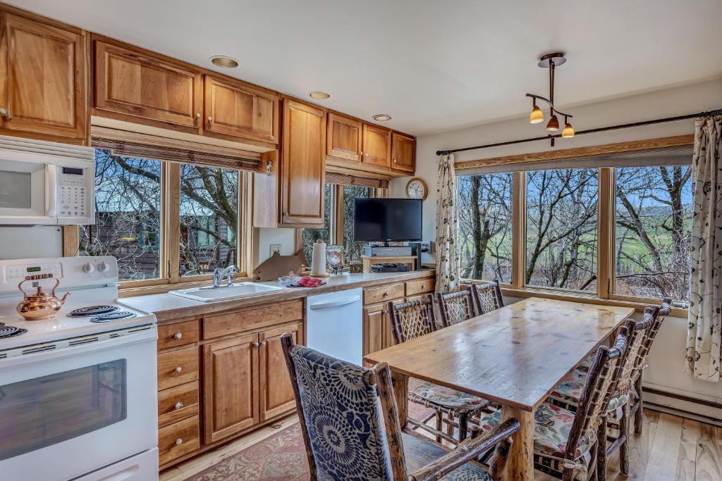 Clark Ski Chalet | Smokey