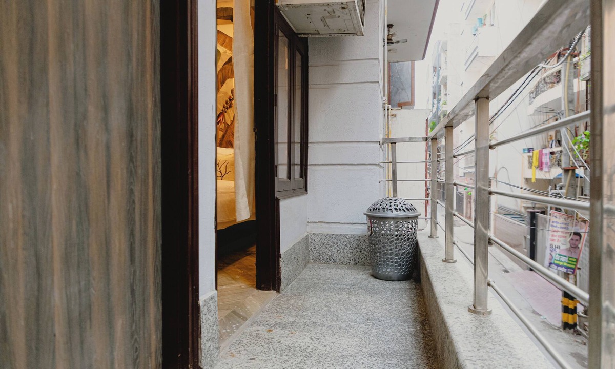Chhatarpur Apartment | Spacious 3-bedroom apartment in vibrant New Delhi with WiFi, AC
