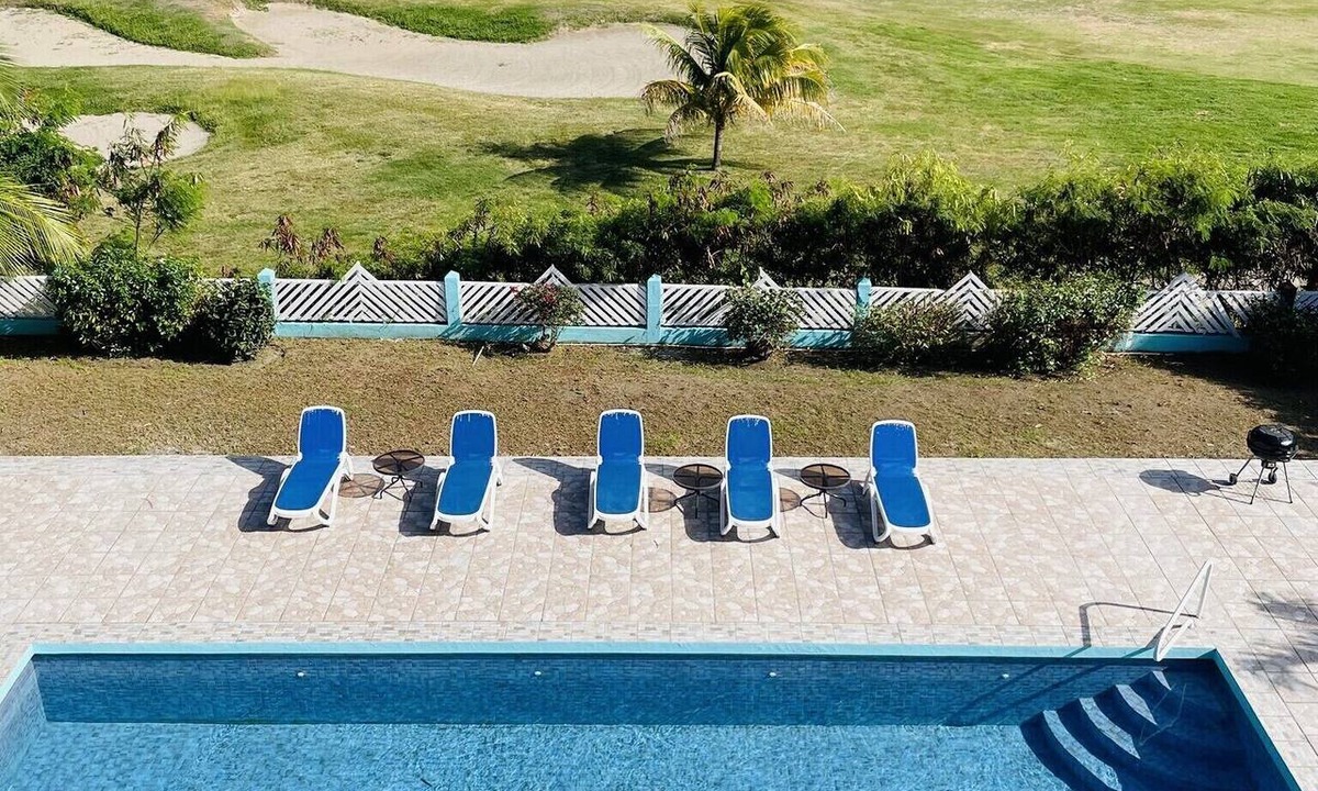 Frigate Bay House | Spacious 4 King Bed En-Suite Apartment on Golf Course with large Pool