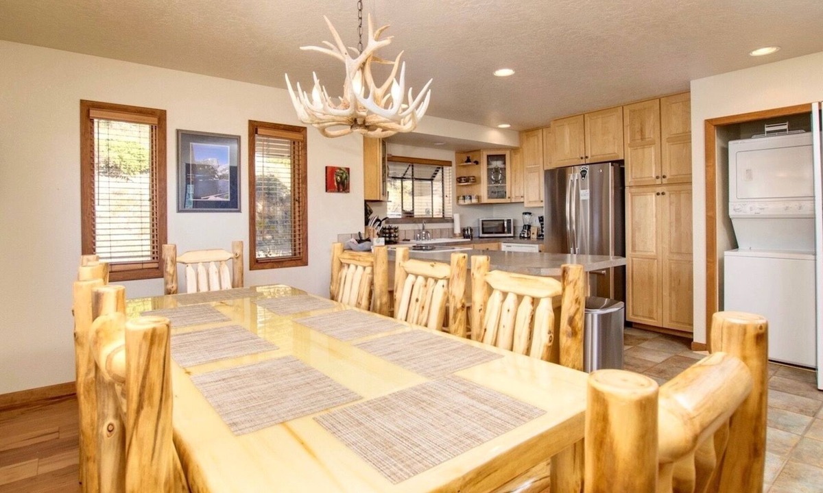 Windcliff Estates House | Tranquil Luxury Vacation At Windcliff 3 Bedroom Home by RedAwning