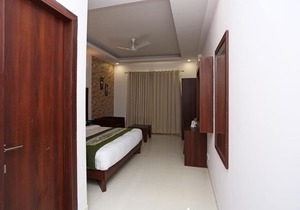 Hotel Arch -Stunning Double Bedroom Near Aerocity in New Delhi in New Delhi