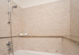 Modern condo w/ cozy fireplace, hot tub and Jacuzzi! #347 in Estes Park