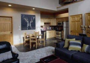 Tasteful lofted condo, ideal for couples--private hot tub and mountain views! in Estes Park