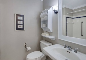 Tranquil House Inn - Downtown Waterfront Manteo - 1 King Standard Room 26 in Manteo