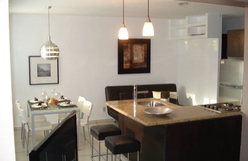 Alta Vista Apartment | Central located luxury studio, steps to all bars & restaurants,