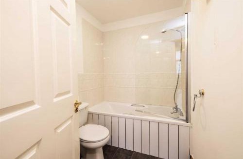 Grand Canal Dock Apartment | Cozy Apartment Steps from Everything - Heart of Dublin