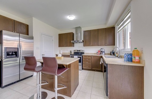 Brampton House | Executive 4BR Home | Jacuzzi | Fireplace | Office