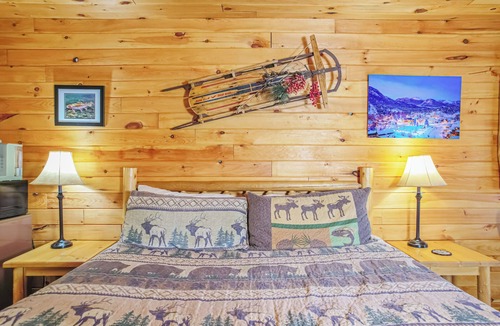 Estes Park Hotel | Gorgeous Riverfront Suite with Views R2