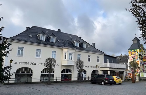 Wurzbach Apartment | Holiday Apartment in the Former Manor 'Sormitzblick' with Garden and Wi-Fi