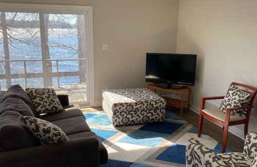 Cobden Cottage | Lakefront Getaway – Swim, relax, and unwind by the water