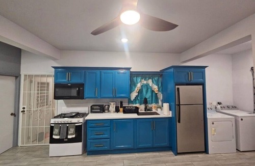 Ottleyʼs Apartment | Nice 1-bedroom apartment with AC in welcoming Cayon