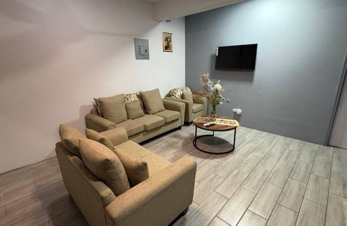 Ottleyʼs Apartment | Nice 1-bedroom apartment with AC in welcoming Cayon