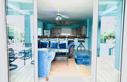Frigate Bay House | Spacious 4 King Bed En-Suite Apartment on Golf Course with large Pool