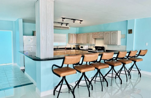 Frigate Bay House | Spacious 4 King Bed En-Suite Apartment on Golf Course with large Pool