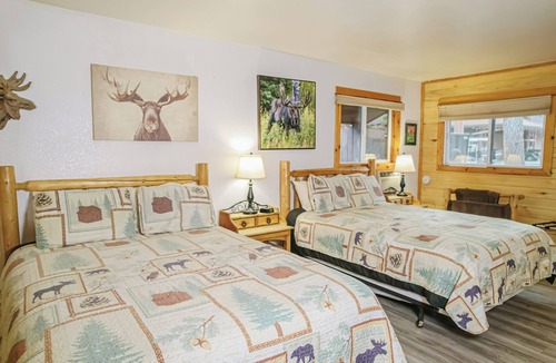 Estes Park Hotel | Spacious Upper-Level Hotel 1 Bedroom 206