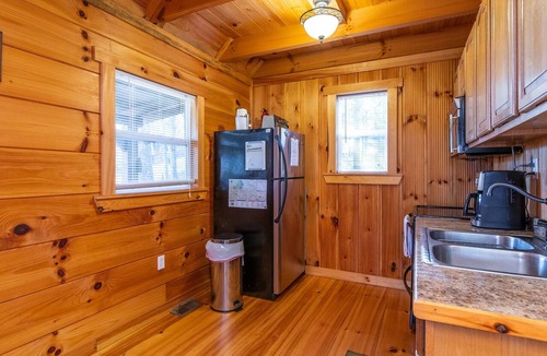 Campton Cabin | Sunrise Cabin | Hot Tub, WiFi, Firepit + Grill