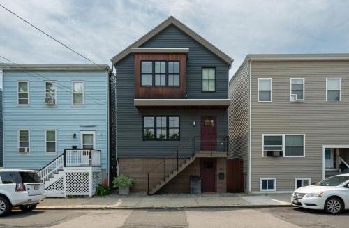 Harbor View - Orient Heights Villa | Waterfront Escape - Close to Airport & Downtown