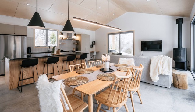 2 Bedroom, Pet Friendly Forest Chalet With Hot Tub in La Conception