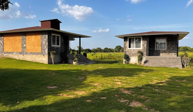 2-bedroom Zazen farmhouse with outdoor pool in Beawar Enjoy hikes and temples in Beawar