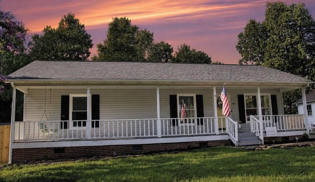 3 bed 3 bath home Fenced in yard King bed in Thomasville