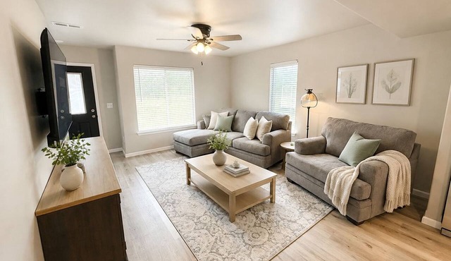 3-bedroom townhome -8 Miles From Downtown Iowa City in Hills