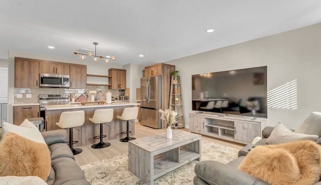 3BR Modern Home | 85” TV | Free Parking | Sleeps 6 | Near shopping & restaurants in Medicine Hat