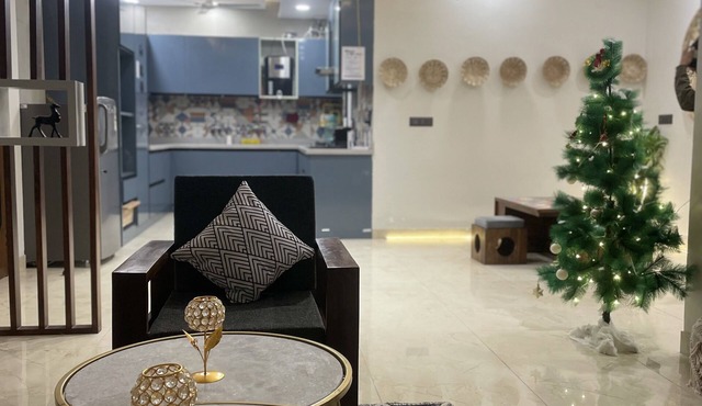 4bhk luxurious flat near airport in New Delhi