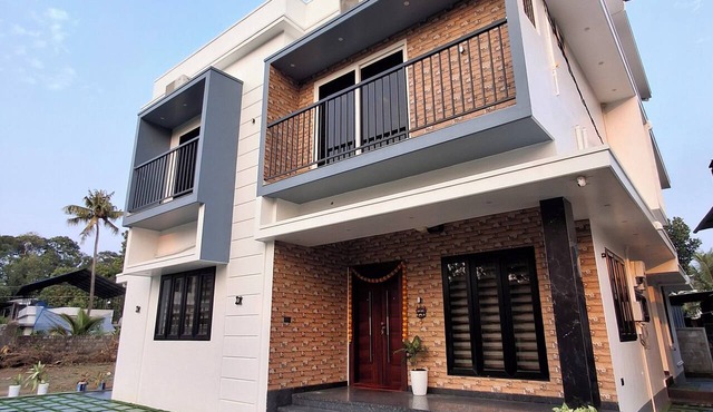 5 Mins to Metro | 15 Mins to Airport – Perfect Launchpad for Explorers! in Aluva