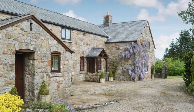 6 bedroom accommodation in Weston Rhyn, near Oswestry in Oswestry