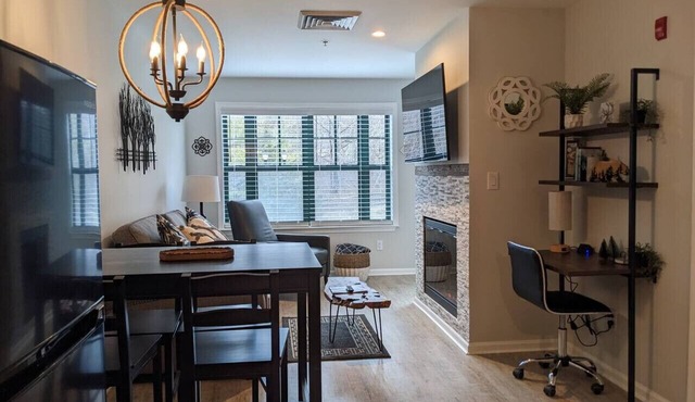 All New Chic Ski in/out King bed in Vernon Township