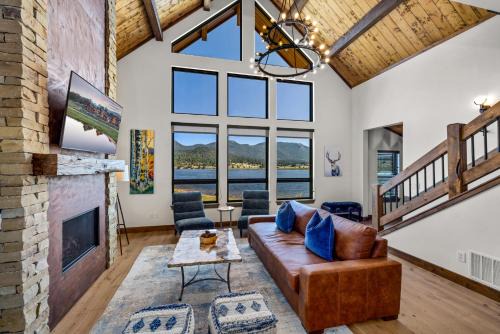 Anglers Paradise - Located on Lake Estes, Fireplace, Two Large Patios, and Private Jacuzzi in Estes Park