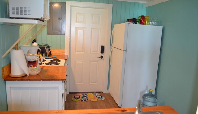 Beachfront one bedroom studio with full kitchen, covered porch and open deck. in Spanish Wells