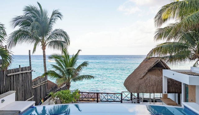 Beachfront with pier and saltwater pool for 14 ppl 4 bedrooms in Cozumel