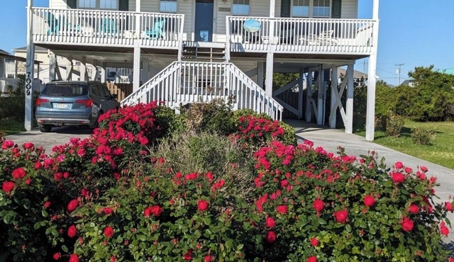 Beautiful, clean "Topsail" Author Home, 1½ Blocks to Beach, Fenced Yard for Pets in Surf City