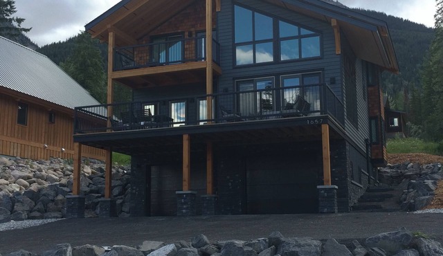 Beautiful Family Kicking Horse Home/Chalet in Golden