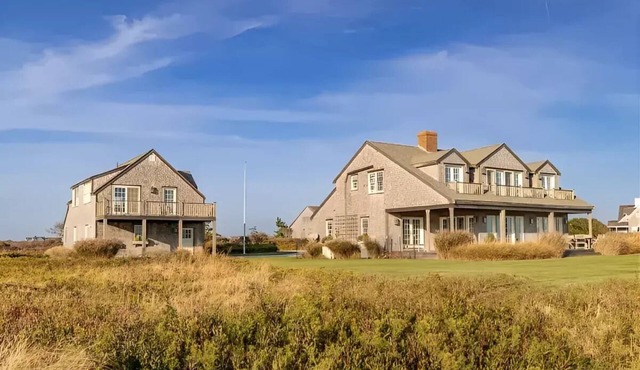 Beautiful Tom nevers home with ocean facing deck! in Nantucket