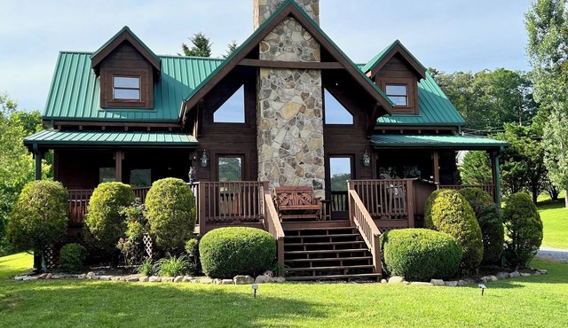 Beautiful Wears Valley Retreat, Amazing Views, Steps to Pool & Fishing Pond in Sevierville