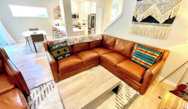 BRAND NEW Modern Mountain 4 bed 3 bath on Bus Line close to Vail & Beaver Creek! in Avon