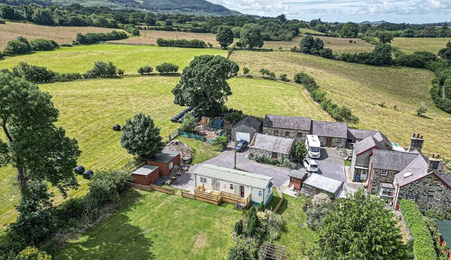 Caravan @ Ysgubor - sleeps 6 guests in 2 bedrooms in Tregarth