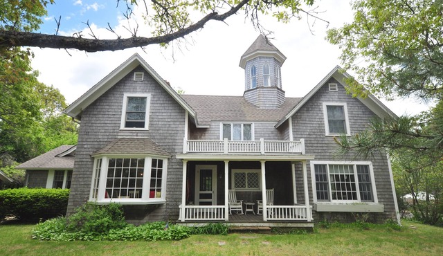 CENTRAL AIR! Quiet East Chop Retreat Walk 2 Town and Beach. in Oak Bluffs