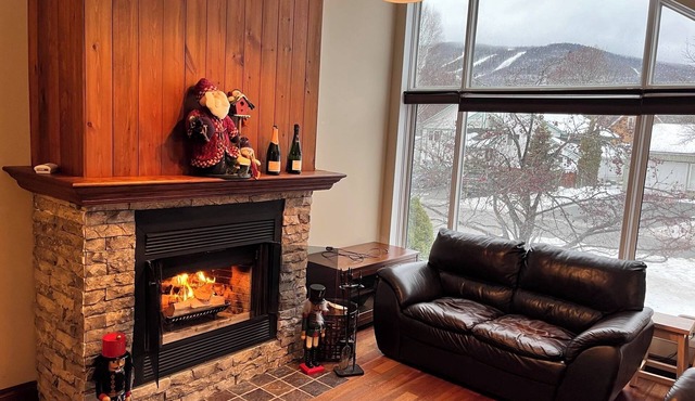 Chalet Mont Sainte Anne with superb view of the ski mountain and wood fireplace in Saint-Ferréol-les-Neiges