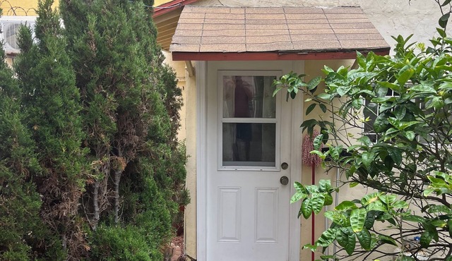 Charming 2-bedroom cottage in peaceful Ensenada with WiFi, AC in Ensenada
