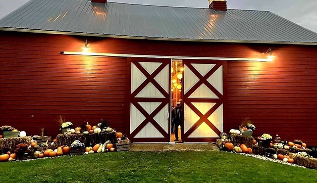 Charming 3-bedroom farmhouse with beautiful views.newly decorated. in Princeton