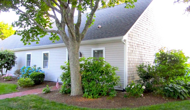 Charming Chatham condo-Oyster Pond views, salt-water pool, tennis, water access in CHATHAM