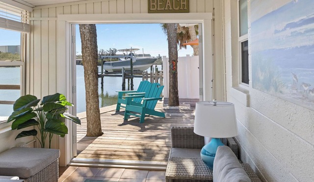Charming WATERFRONT 2-bedroom house close to all Indian Rocks Beach has to offer in Indian Rocks Beach