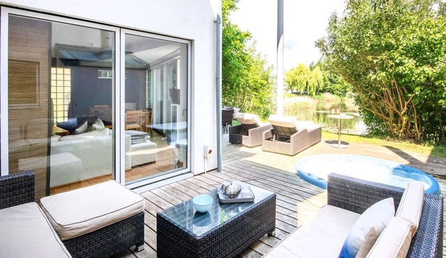 Clearwater 67, Ortolan Villa (P) - Lakeside House, Hot Tub, Spa Access, Sleeps 8 in Somerford Keynes