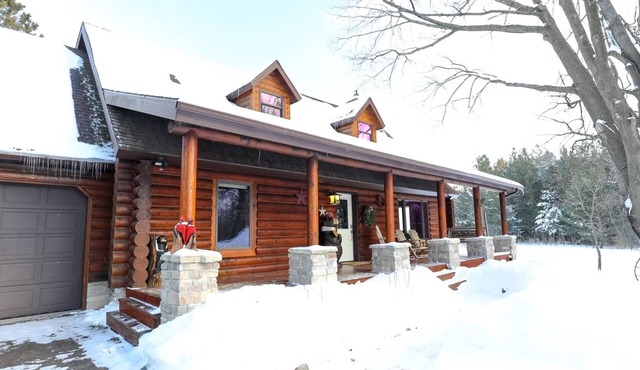 Country Living Custom Built Log Home with Hot Tub and Sauna in Sault Ste. Marie